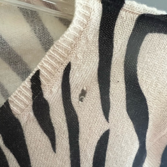 Neiman Marcus zebra print cashmere cardigan - Picture 5 of 5